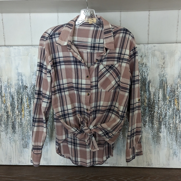 Tops - Excellent condition flannel top